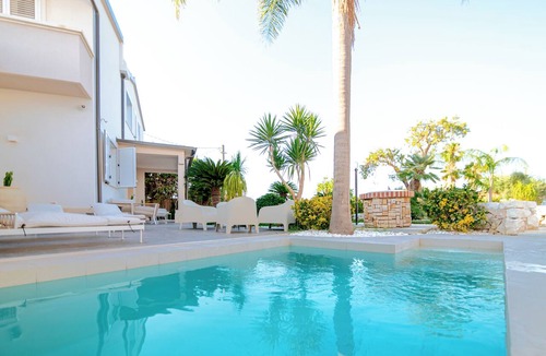 Syracuse Villa | Prestigious detached villa with heated outdoor pool and spa