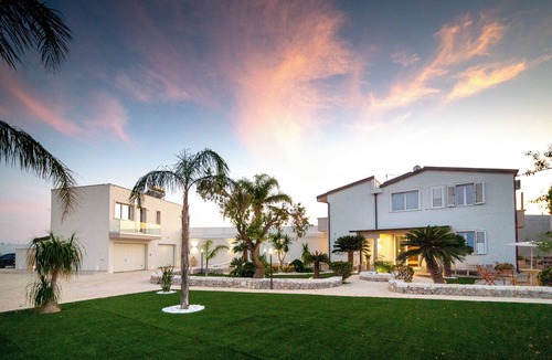 Syracuse Villa | Prestigious detached villa with heated outdoor pool and spa