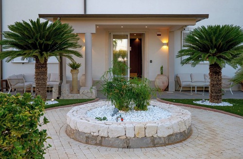 Syracuse Villa | Prestigious detached villa with heated outdoor pool and spa