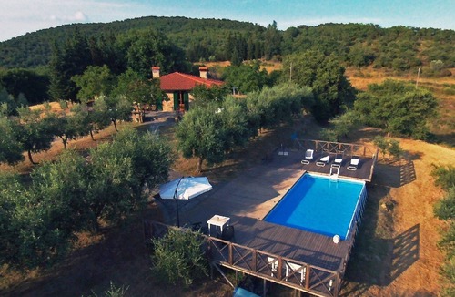 Civitella in Val di Chiana Villa | Private Villa with WIFI, private pool, hot tub, TV, pets allowed, panoramic view, close to Arezzo