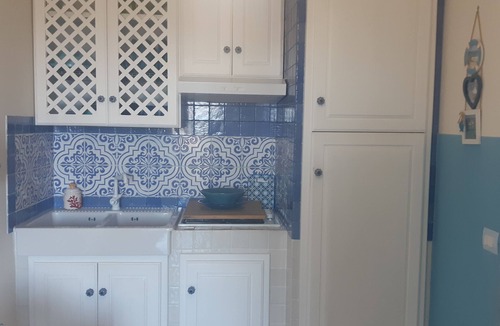 Uggiano la Chiesa Apartment | Provence. Inspired by the sea and Provencal tones. White and blue dominate.