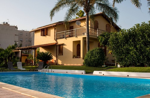 Terrasini Villa | Relaxing at Villa Maria
