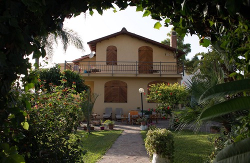 Terrasini Villa | Relaxing at Villa Maria