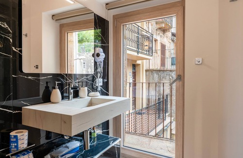 Mistretta Apartment | Room '4' with Sea View, Wi-Fi and Air Conditioning