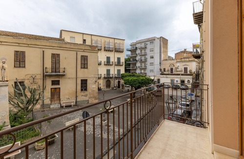 Licata Apartment | Room 'Al Duomo - Camera King' with Shared Terrace, Wi-Fi and Air Conditioning