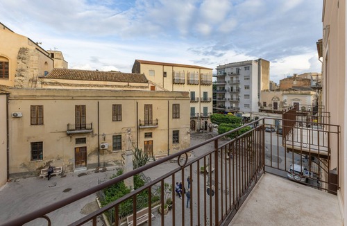 Licata Apartment | Room 'Al Duomo - Camera King Superior' with Shared Terrace, Wi-Fi and Air Conditioning