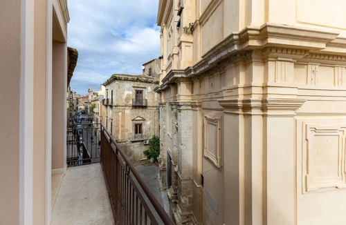 Licata Apartment | Room 'Al Duomo - Camera Queen' with Shared Terrace, Wi-Fi and Air Conditioning