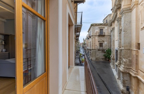 Licata Apartment | Room 'Al Duomo - Junior Suite' with Shared Terrace, Wi-Fi and Air Conditioning
