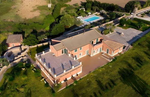 Syracuse Apartment | Room 'Al Palmento Relais - Nero D'Avola R2' with Shared Pool, Wi-Fi and Air Conditioning
