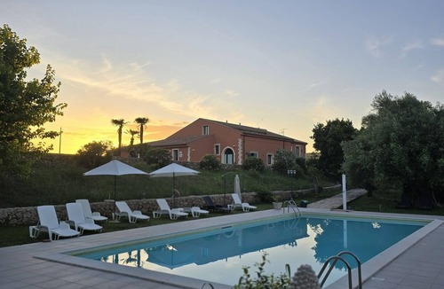 Syracuse Apartment | Room 'Al Palmento Relais - Nero D'Avola R2' with Shared Pool, Wi-Fi and Air Conditioning