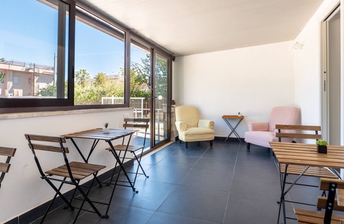 Torre Colonna-sperone Apartment | Room 'Altavilla 2' with Shared Garden and Air Conditioning