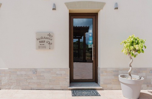 Rilievo Apartment | Room 'Anfora' with Mountain View, Wi-Fi and Air Conditioning