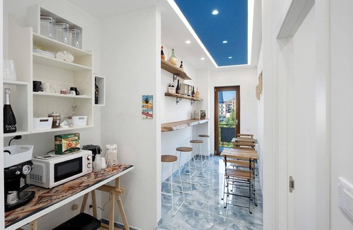 Ercolano Apartment | Room 'Camera Familiare Panoramica' with Mountain View, Wi-Fi and Air Conditioning