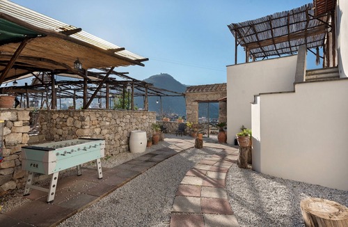Gragnano Apartment | Room 'Capri Con Vista Monti E Cortile' with Shared Terrace, Shared Garden and Wi-Fi