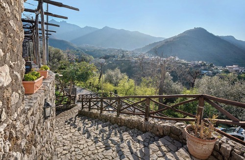 Gragnano Apartment | Room 'Capri Con Vista Monti E Cortile' with Shared Terrace, Shared Garden and Wi-Fi