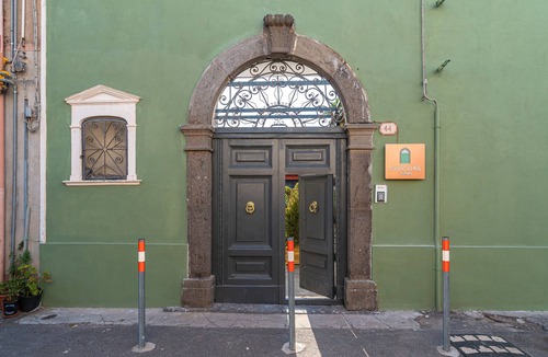 Santa Maria di Licodia Apartment | Room 'Civico 46 - Green' with Shared Terrace, Wi-Fi and Air Conditioning