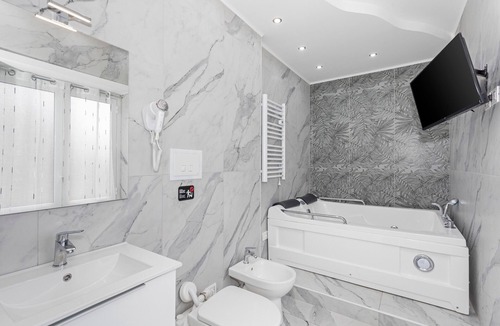 Monte Po-Nesima-San Leone-Rapisardi Apartment | Room 'Dolce Relax - Tripla Luxury' with Wi-Fi and Air Conditioning