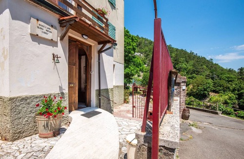 Montieri Apartment | Room 'Erbe Aromatiche - Poggio Alla Luna' with Wi-Fi