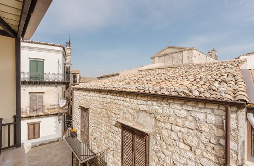 Giuliana Apartment | Room 'Federico 2°' with Mountain View, Wi-Fi and Air Conditioning