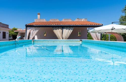 Solarino Apartment | Room in Villa with Pool, Wi-Fi and Air Conditioning