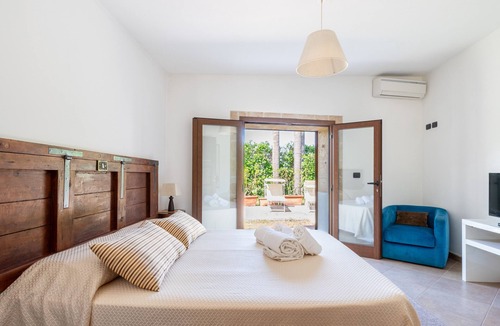 Carpignano Salentino Apartment | Room 'Masseria Giamarra, Room 6' with Shared Pool, Wi-Fi and Air Conditioning