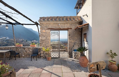 Gragnano Apartment | Room 'Positano Con Vista Montagna' with Shared Terrace, Shared Garden and Wi-Fi