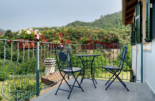 Ellera Apartment | Room 'Pria' with Mountain View, Wi-Fi and Air Conditioning