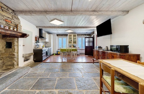 Villadossola Apartment | Room 'Stella Alpina' with Mountain View, Shared Garden and Wi-Fi