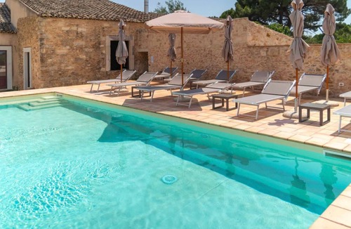 Vittoria Apartment | Room 'Vigna Di Pettineo - N5' with Shared Pool, Private Terrace and Air Conditioning