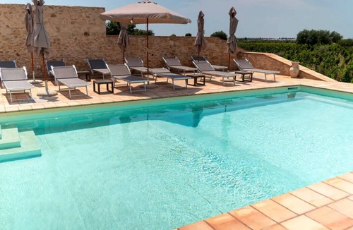 Vittoria Apartment | Room 'Vigna Di Pettineo - N5' with Shared Pool, Private Terrace and Air Conditioning