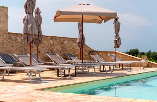 Vittoria Apartment | Room 'Vigna Di Pettineo - N5' with Shared Pool, Private Terrace and Air Conditioning