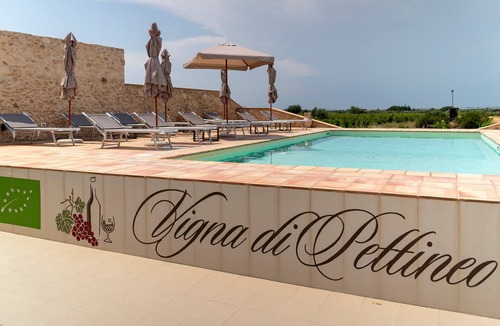 Vittoria Apartment | Room 'Vigna Di Pettineo - N6' with Shared Pool, Private Terrace & Air Conditioning