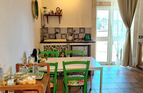 Pozzallo House | Room with kitchenette and veranda overlooking the farmyard