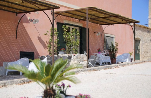 Pozzallo House | Room with kitchenette and veranda overlooking the farmyard