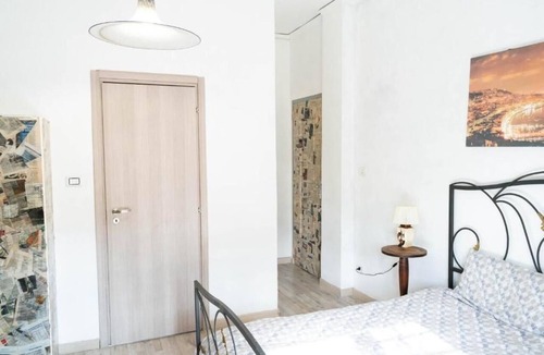Secondigliano Bed & Breakfast | Room with private bathroom - Brown