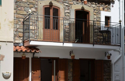 Santo Stefano di Camastra Apartment | Salvia is an independent loft located on the ground floor, featuring a small private courtyard furnished with chairs and a table. The space consists of an open-plan area with a sofa bed and equipped kitchen, as well as a spacious bathroom with a shower.
