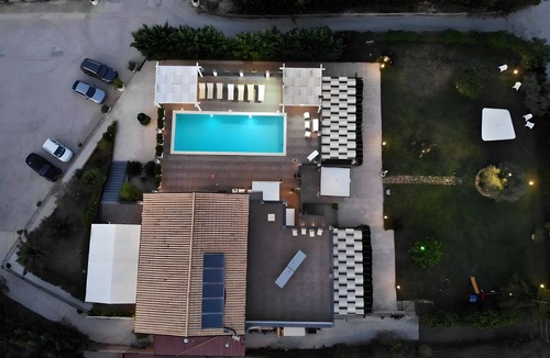 Mazzarino Apartment | 'Sciauru' Room with Shared Outdoor Pool, Wi-Fi and Air Conditioning
