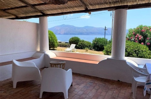 Lingua House | Seaside accommodation, furnished and equipped, within walking distance of the island's living room.