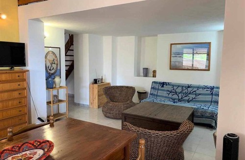 Lingua House | Seaside accommodation, furnished and equipped, within walking distance of the island's living room.