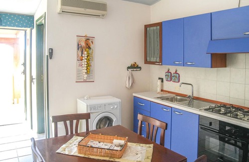 Le Castella Apartment | Simple apartment with private entrance and a few steps from the beach, in the heart of Le Castelle.
