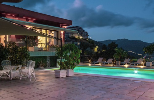 Taormina Villa | Soothing suites in villa with swimming pool and sea view in Taormina, Sicily