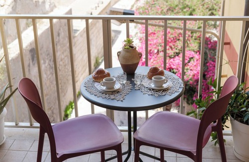 Pozzallo Apartment | Spacious 3-bedroom beachfront apartment