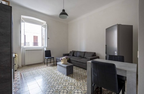 Taranto Apartment | Spacious and bright apartment equipped with all the comforts to comfortably accommodate two people. Centrally located, it is just a 10-minute walk from Piazza Maria Immacolata and is particularly suitable for military personnel thanks to its proximity to