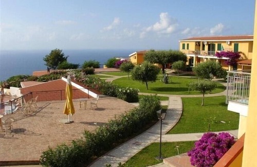 Parghelia Apartment | Spacious apartment with views of the sea, the mountains, Tropea and Stromboli