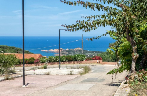 Paduledda House | Spacious House in Costa Rossa with Partial Sea View and Terrace