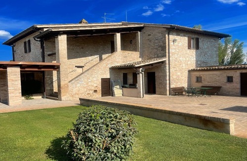 Limiti Villa | Spello By The Pool - Sleeps 11 is an unmissable experience. Huge exclusive pool