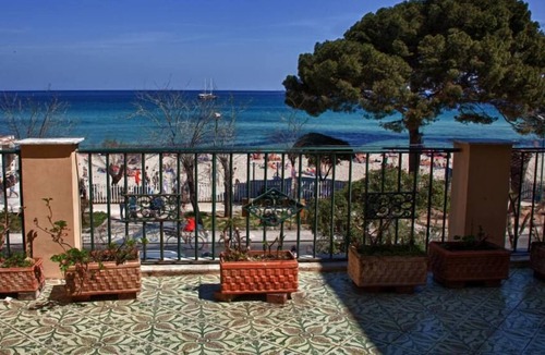 Mondello Villa | Splendid Liberty Villa with mediterranean garden in front of the Mondello white beach.