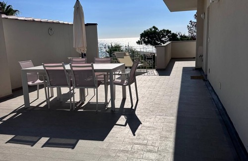 Gallico Marina Apartment | Stunning New beach-front apartment