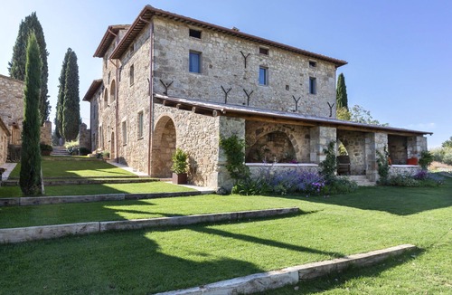 Sarteano Villa | Stunning private villa with A/C, WIFI, private pool, hot tub, TV and patio, close to Montepulciano