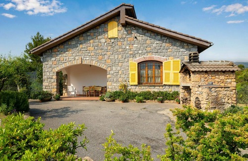 Cisano sul Neva Villa | Stunning private villa for 6 people with WIFI, A/C, TV, patio, pets allowed and parking